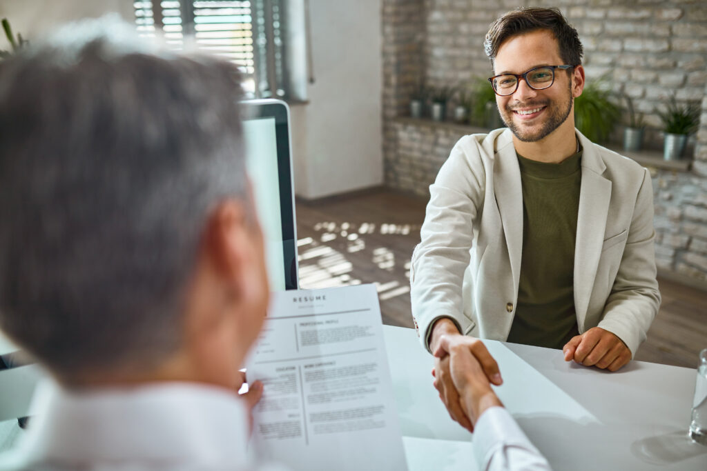 Como se preparar para uma entrevista de emprego: revise seu currículo Como se preparar para uma entrevista de emprego: revise seu currículo